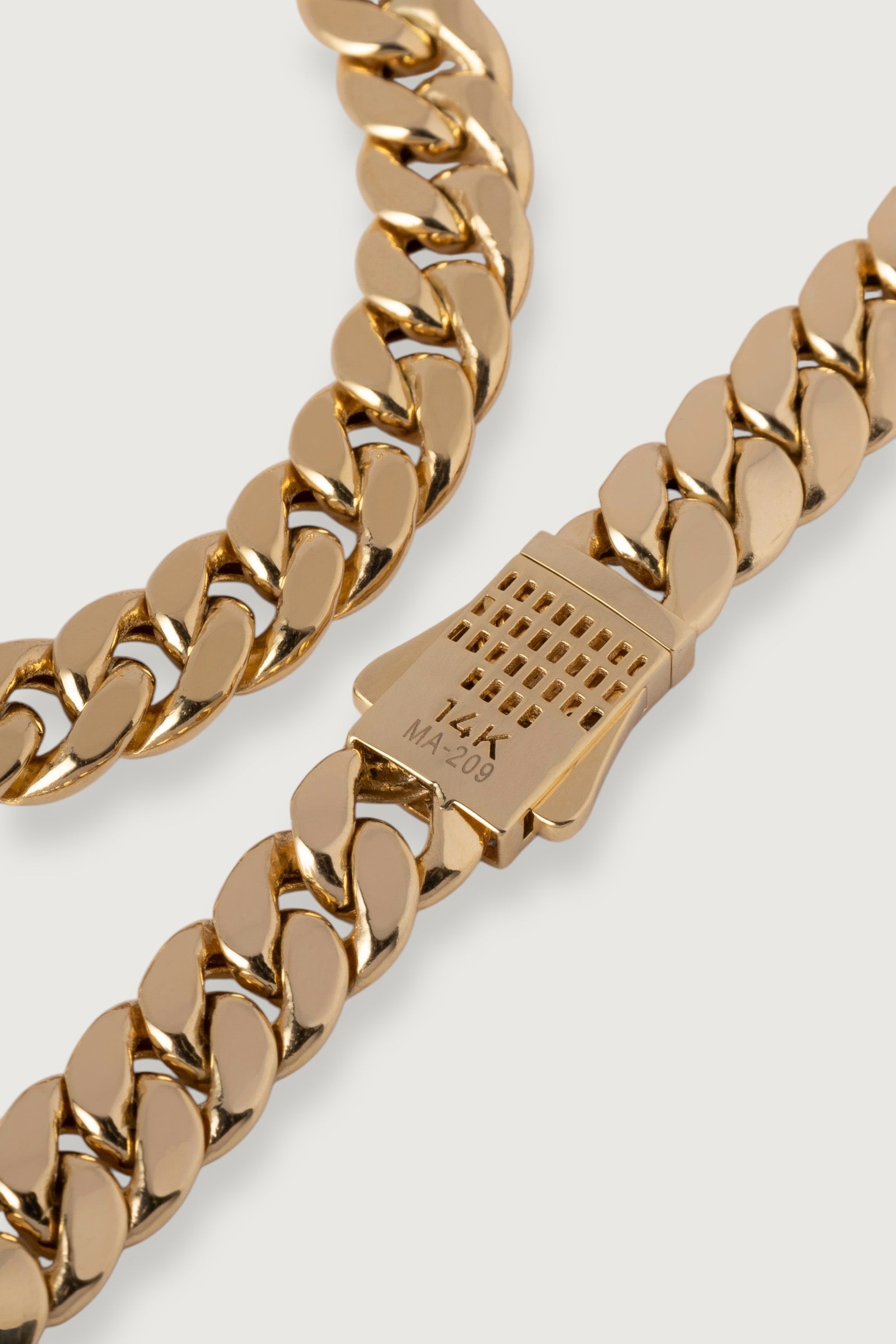 CORAÇÃO CUBANO PLANO DE 10MM COM FECHO DE CAIXA PAVÉ